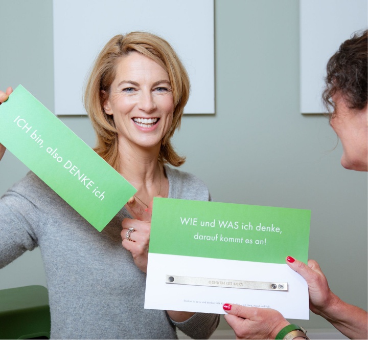 Eva Maria Sator holding up her personalized wristband - a thoughtful giveaway with impact