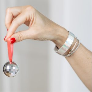 Armband mit der Aufschrift Time to Disco